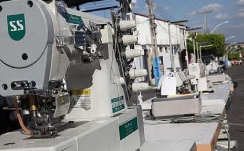 Governo entrega máquinas de costura à associação de Cajueiro