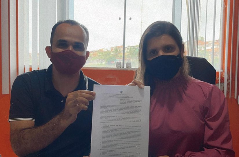 Prefeita Marcela Gomes assina termo de adesão de Novo Lino ao Selo Unicef e o Escola 10