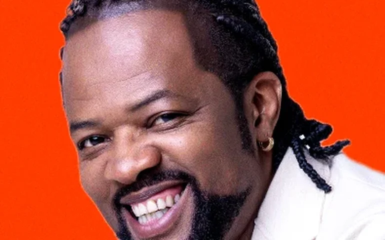 Xande de Pilares e Mauro Júnior falam da turnê que marca o reencontro do cantor com o Revelação e lembram hits e tretas em mais de 30 anos de amizade
