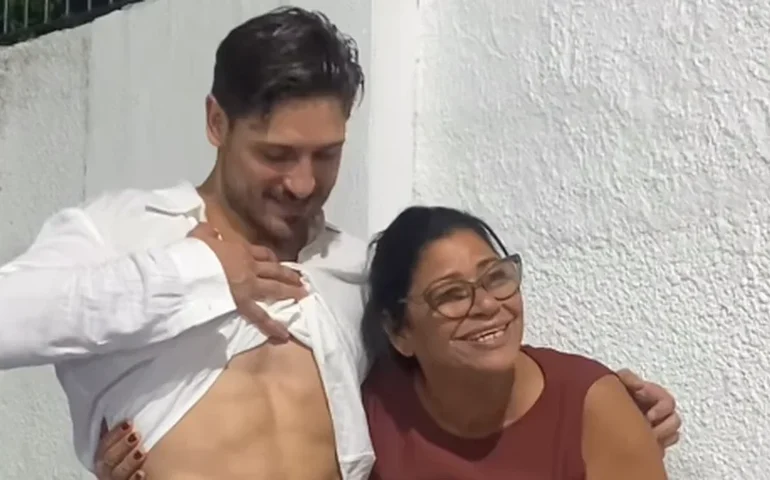 Delma paga promessa e beija tanquinho do namorado de Vitória Strada, Daniel Rocha