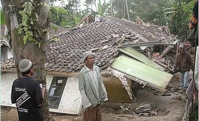 Moradores observam ruínas de suas casas, destruídas pelo forte terremoto que atingiu a Ilha de Java