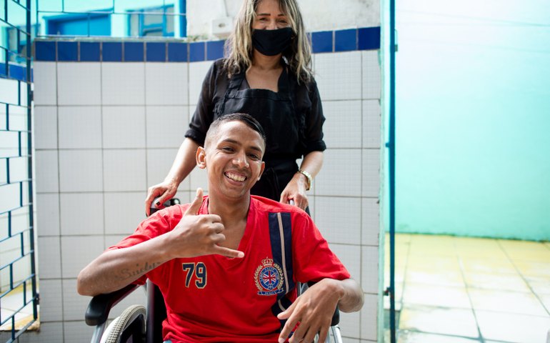 Serviços de beleza levam autoestima a pessoas acolhidas pela Assistência Social