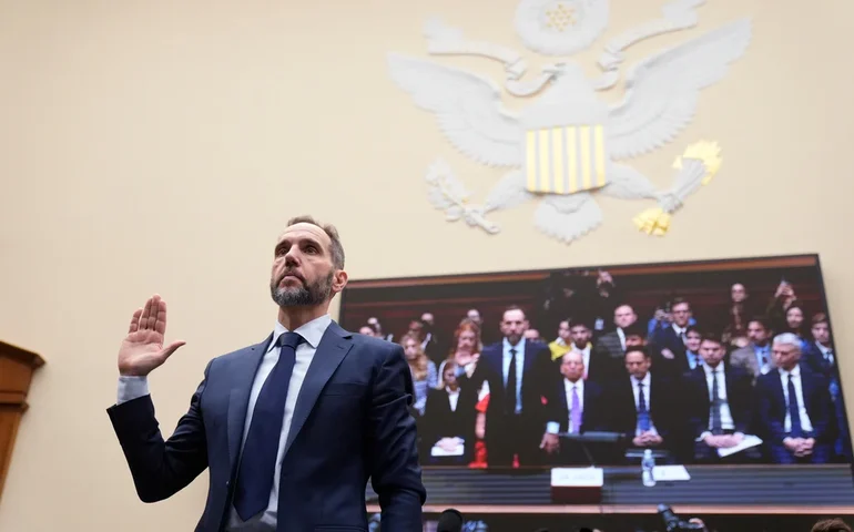 Smith defende suas investigações sobre Trump em uma audiência pública, dizendo: 'Ninguém deve estar acima da lei'