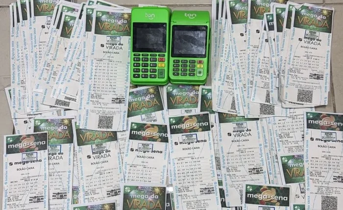 Durante a abordagem policial, 76 apostas e duas maquinetas de cartão foram apreendidas