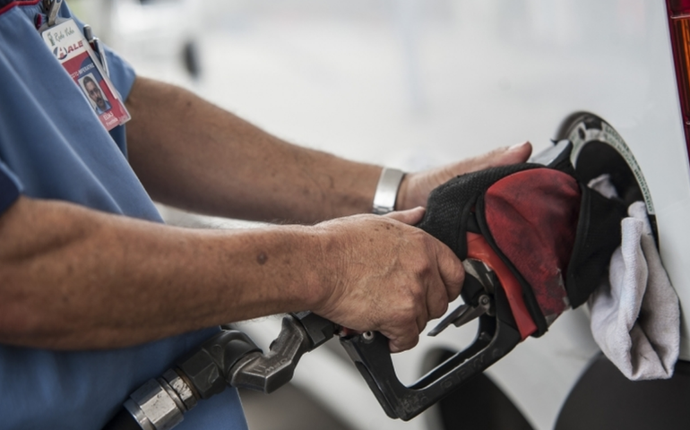 Gasolina e diesel ficaram mais baratos a partir deste sábado (29)
