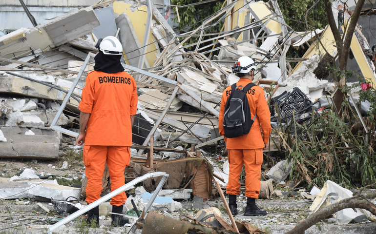 Corpo de Bombeiros resgata vítimas de desabamento em Maceió