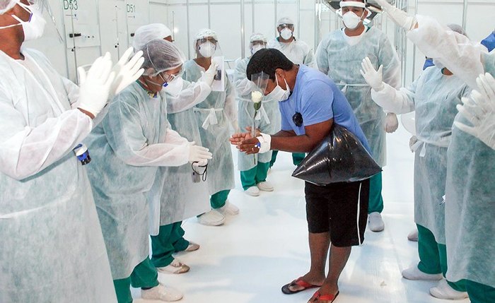 Paciente curado de covid-19 agradece o tratamento recebido de enfermeiros e médicos