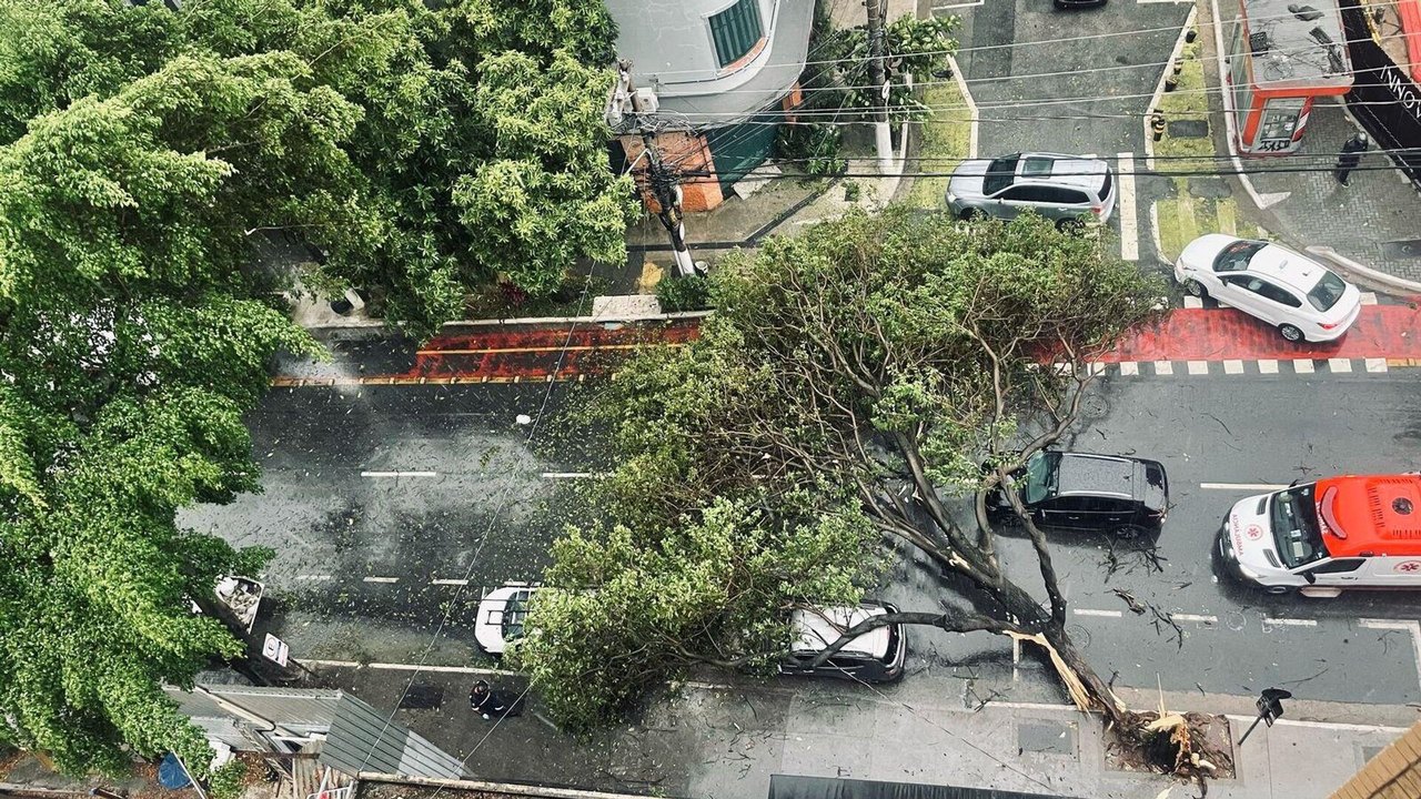 Temporal em SP deixa 1 morto e 170 mil imóveis sem energia elétrica