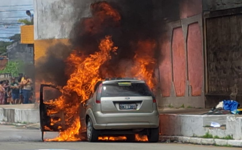 Veículo é destruído em incêndio na Feirinha do Tabuleiro