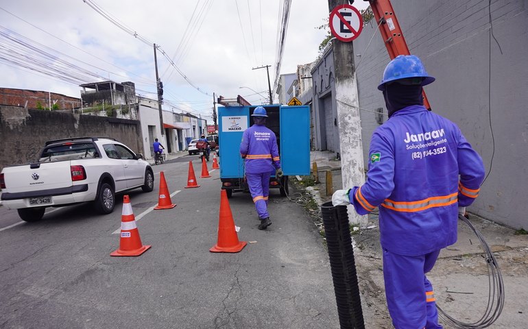 Ilumina inicia retirada de fios obsoletos na Rua Melo Morais após incêndios em postes