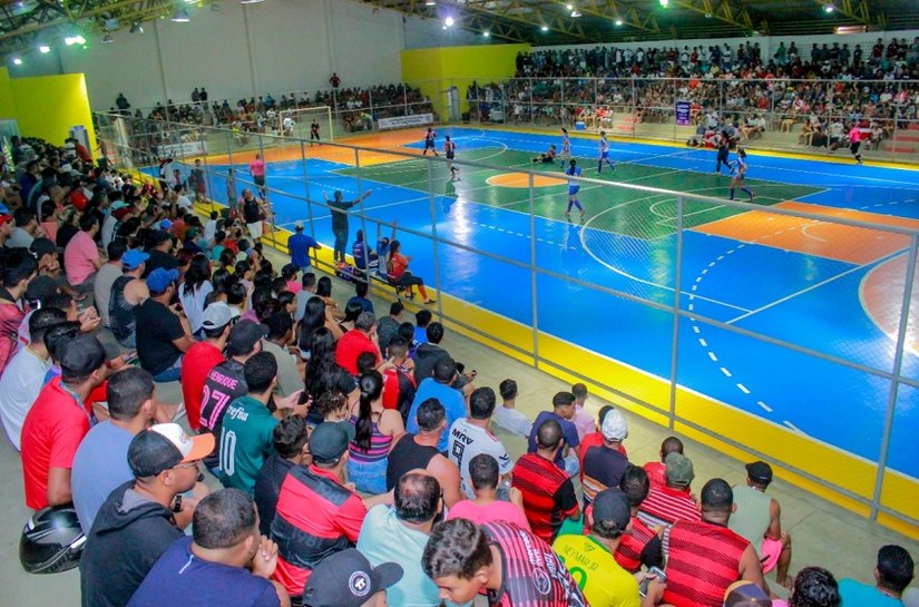 Público lota ginásio e vibra com as decisões dos campeonatos de futsal em Penedo