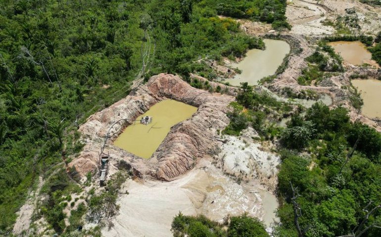 PF combate venda de diesel para garimpos ilegais em terra indígena