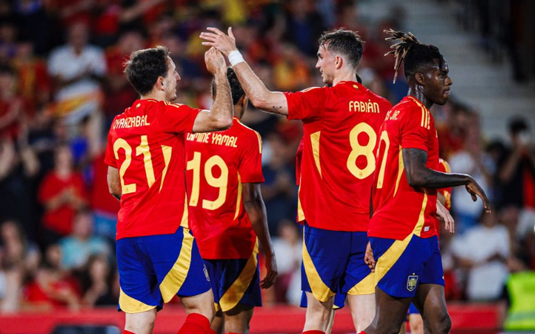 Espanha leva susto no início, mas se recupera e goleia a Irlanda do Norte em amistoso