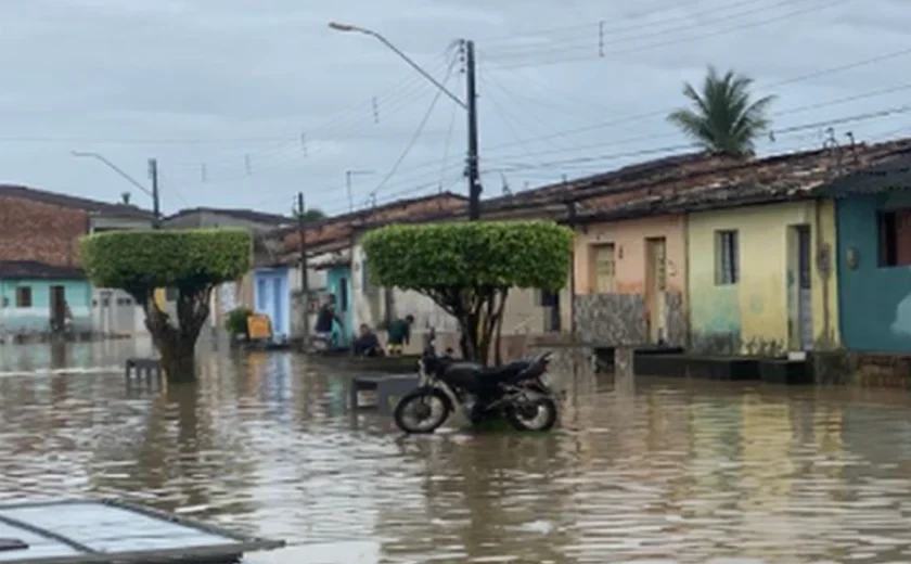 Rio Santo Antônio transborda e Defesa Civil alerta para risco no Rio Manguaba