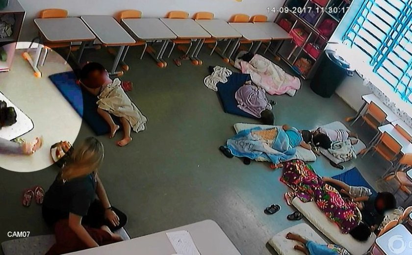 Polícia indicia professora que pôs aluno em saco de lixo no interior