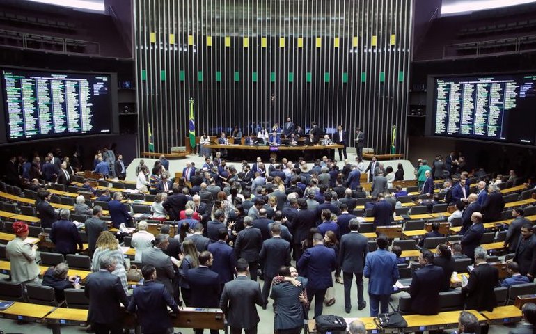 Deputados bolsonaristas impedem sessão na Câmara e batem boca com líder do PT