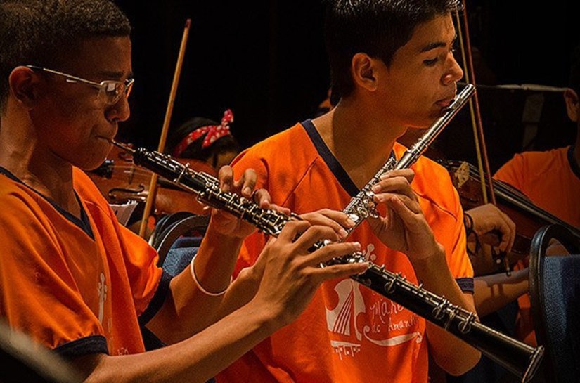 Orquestra Maré do Amanhã se apresenta em escola municipal