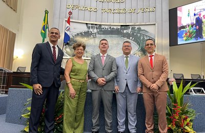 Assembleia Legislativa homenageia personalidades da Educação com títulos e comendas