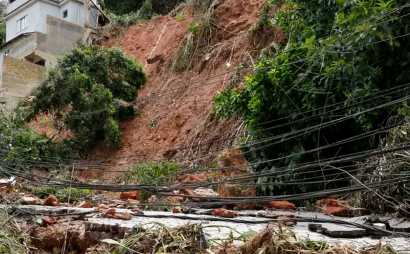 Deslizamento de terra em Taubaté, interior de SP, deixa quatro pessoas soterradas