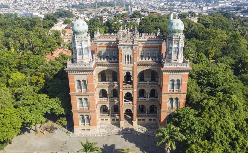 Fiocruz faz 122 anos fabricando vacinas e remédios para todo o país