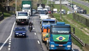 Benefício extra de R$ 1.000 será pago para taxistas e caminhoneiros nesta terça-feira / Foto: Foto: Carla Carniel/Reuters
