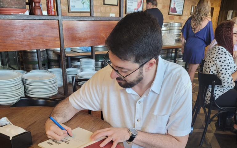 Destaque na Feira do Livro, poeta carioca Guilherme de Queiroz lança “Esta leitura é gratuita” pela Patuá, obra imersiva que une cotidiano e filosofia