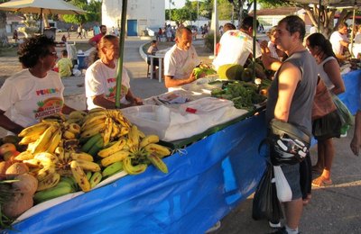 Feira da Agricultura Familiar atrai cada vez mais consumidores em Penedo