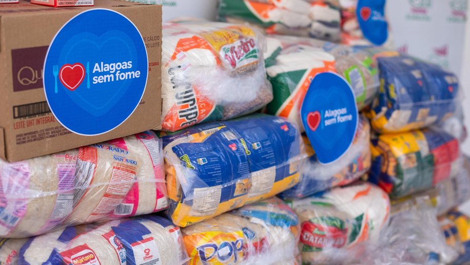 Governador Paulo Dantas entrega 2 toneladas de alimentos em Maceió, nesta terça (12)