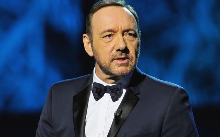Kevin Spacey é absolvido em julgamento por crimes sexuais e chora ao ouvir veredicto