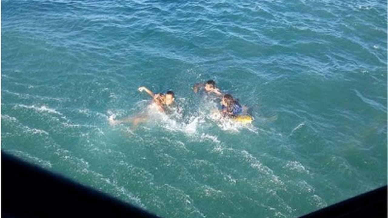 Militares resgatam náufragos na Barra de São Miguel
