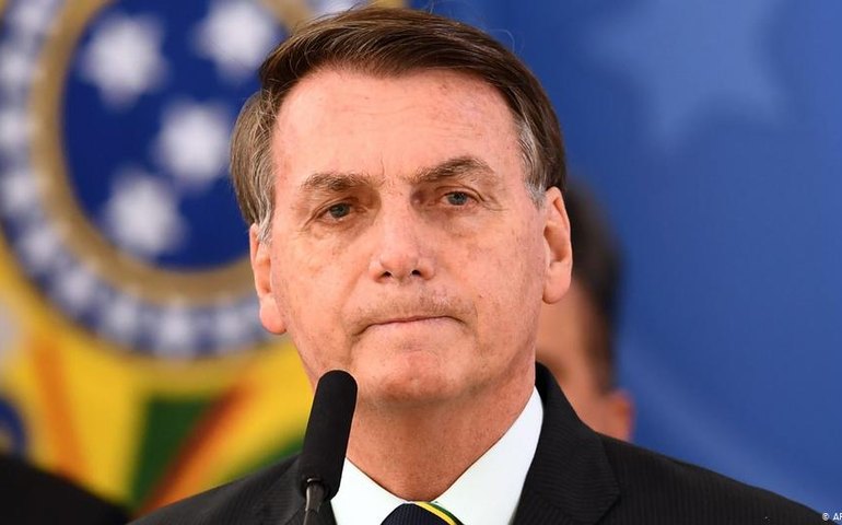 Bolsonaro diz a apoiador que não vai conversar com Witzel e ironiza governador