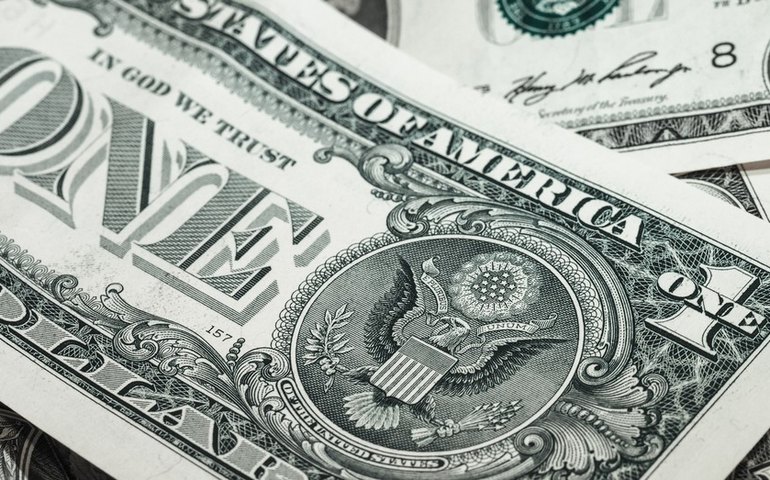 Exterior conduz queda do dólar, mas cautela local limita ajustes