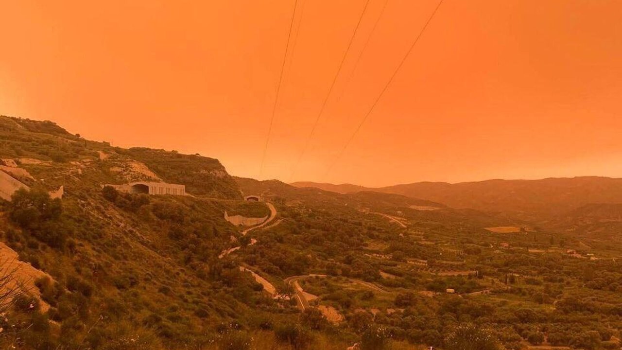 Nuvem de areia do deserto de Saara cobre a ilha grega de Creta com um manto laranja