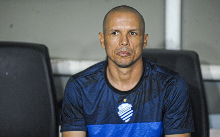 CSA anuncia saída do técnico Higo Magalhães após 55 jogos no comando