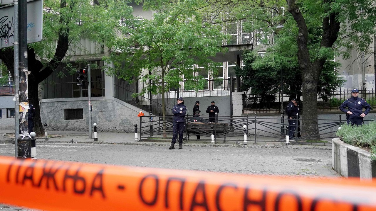Adolescente de 14 anos mata oito crianças em escola na Sérvia
