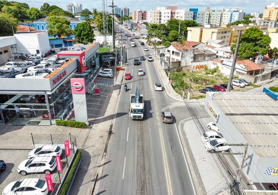 Trecho da Avenida Gustavo Paiva recebe obras de recapeamento