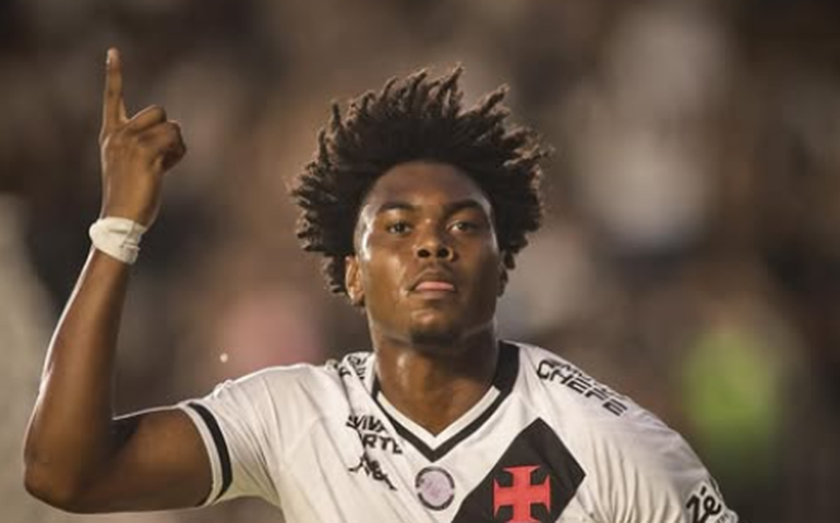 Vasco derrota o Vitória em jogo de 7 gols e se afasta da zona do rebaixamento do Brasileirão