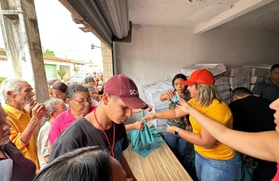 Vereadora Tia Gaby distribui 2 toneladas de peixes para a população de Campestre 