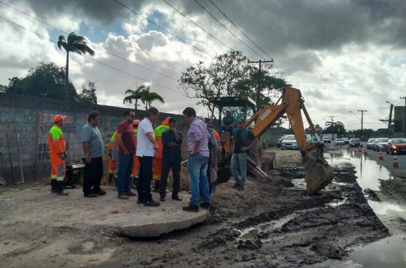 Obra de drenagem é executada pela Seminfra na Avenida Menino Marcelo