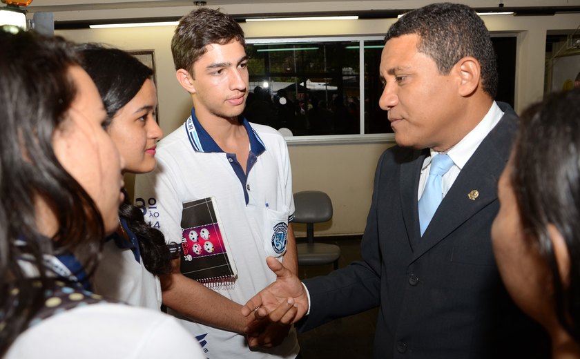 Júlio Cezar participa de encontro com estudantes em Palmeira dos Índios