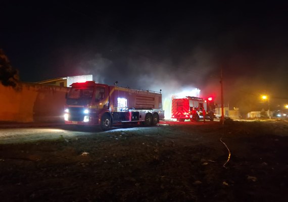 Incêndio causa medo e destrói madeiras depositadas em terreno de Arapiraca