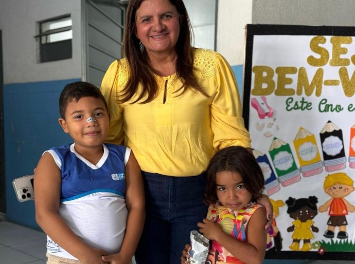 Em Delmiro, prefeita pessoalmente ouve alunos sobre qualidade da merenda durante visita a uma escola