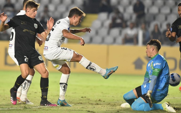 Após 3 resultados ruins em casa, Santos vai tentar a reabilitação em Goiânia