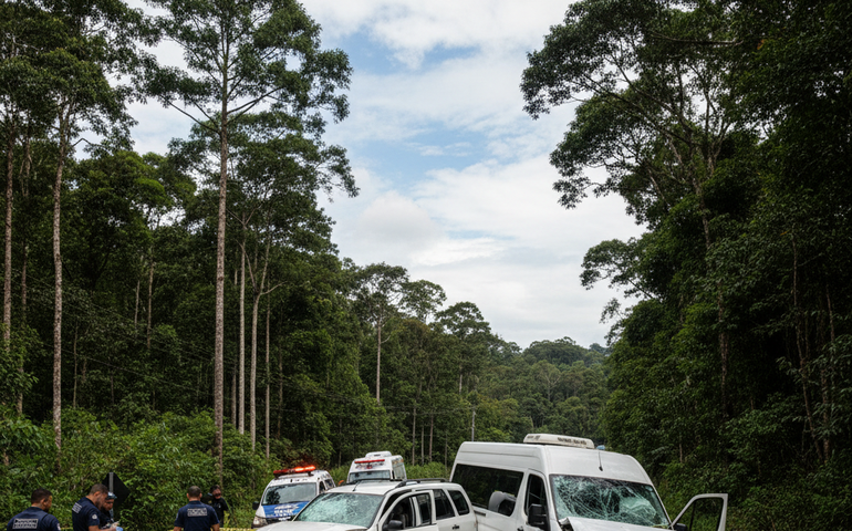 Colisão entre carro e van deixa um morto e quatro feridos na Zona da Mata
