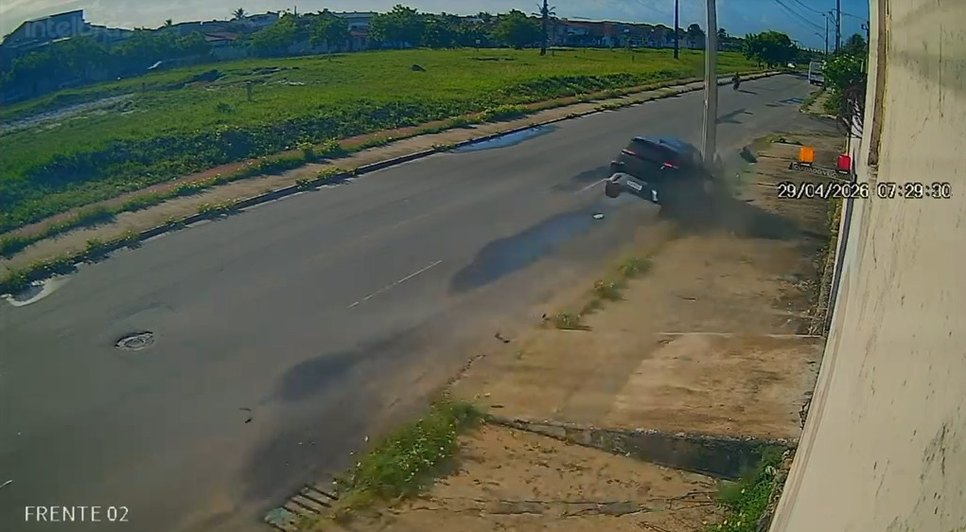 colisão contra poste em Aracaju / Foto: Foto: Câmera de Segurança