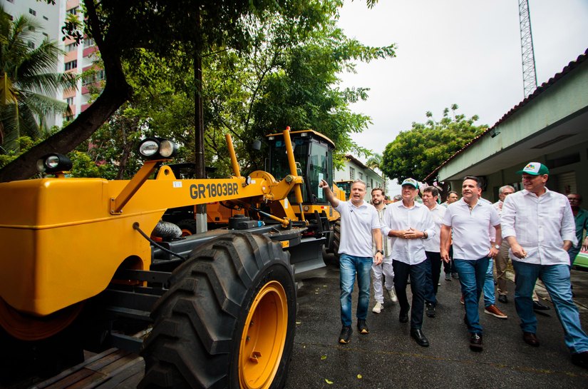 Governador e ministros entregam 30 máquinas agrícolas para municípios alagoanos