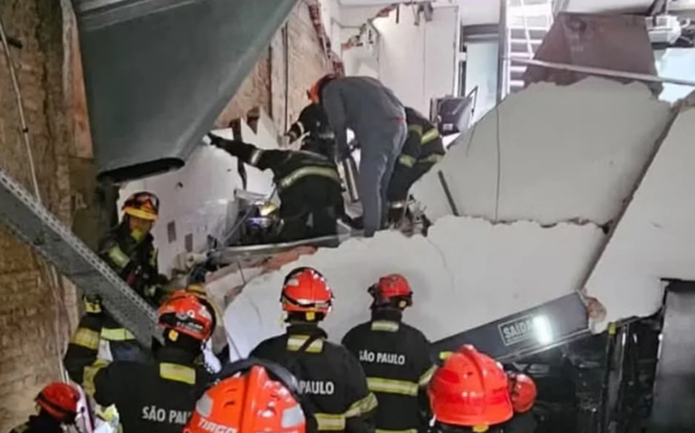 Mulher morre em desabamento do mezanino do Restaurante Jamile, na Bela Vista
