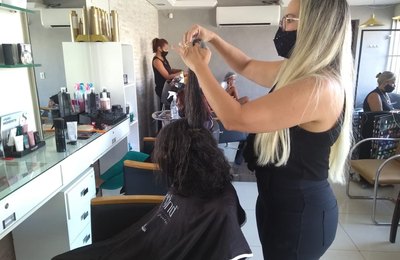 Projeto Beleza Encoberta resgata autoestima de mulheres em situação de rua
