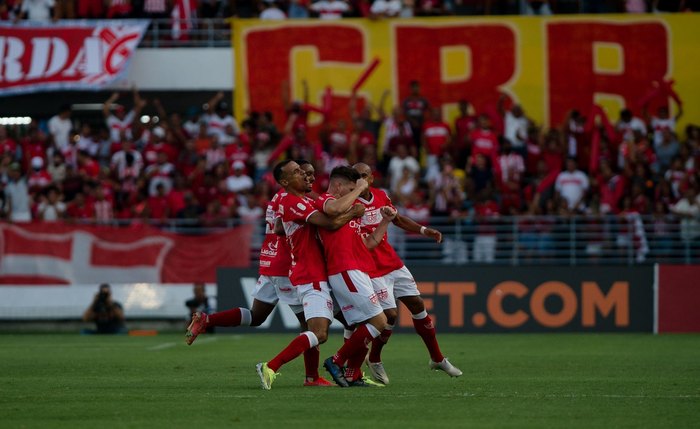 Vico comemorando gol pelo CRB na final do Alagoano