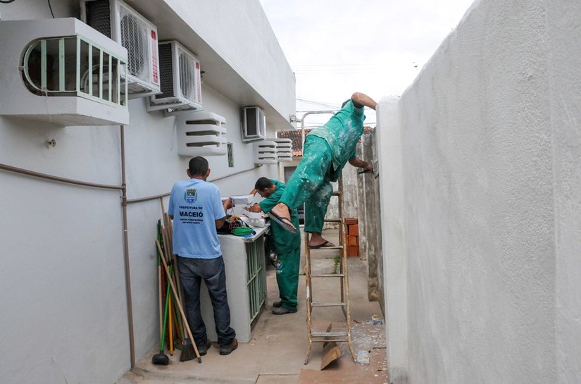 Prefeito em exercício de Maceió vistoria obras em unidade de saúde